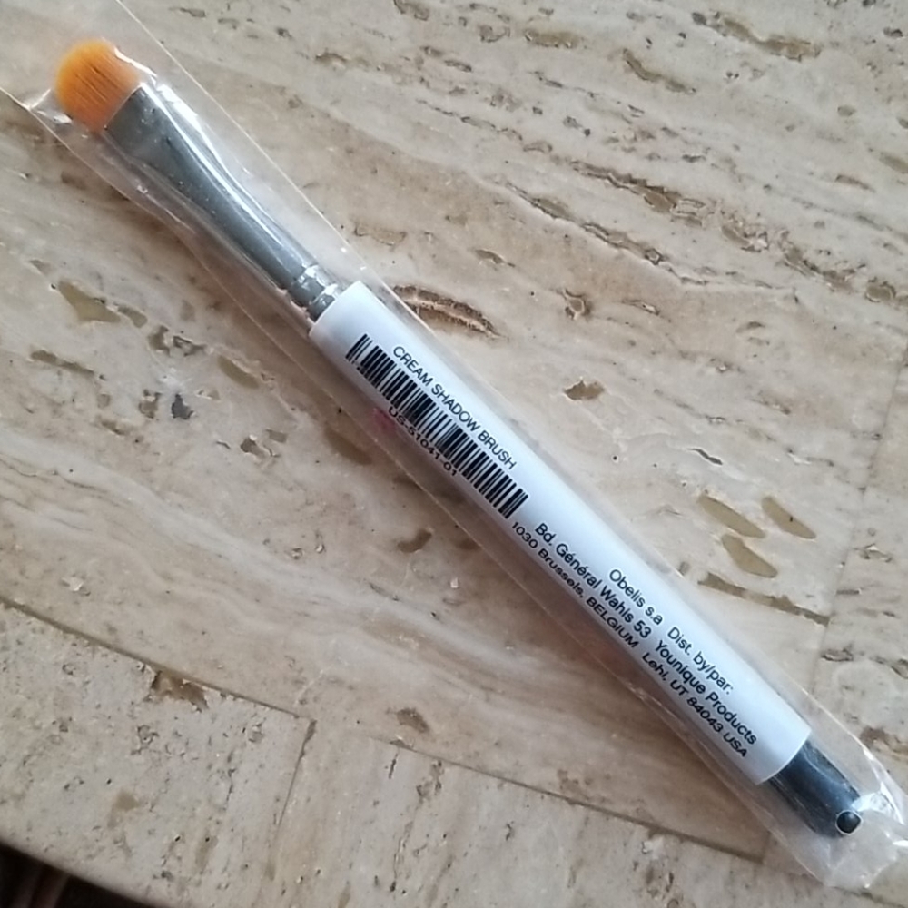 Younique makeup brush